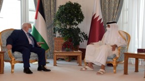 أمير قطر يلتقي الرئيس الفلسطيني في الدوحة.. وعباس يشكره