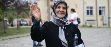 جدة تركية عمرها 84 عاما تتقدم لامتحان القبول الجامعي
