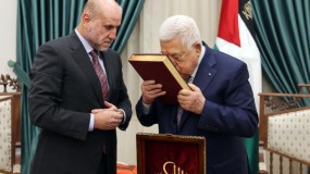 الرئيس عباس يتسلم النسخة الأولى من مصحف المسجد الأقصى