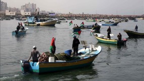كاميرات الاحتلال تراقب إصلاح قوارب الصيادين بعد إدخال الألياف الزجاجية إلى غزة