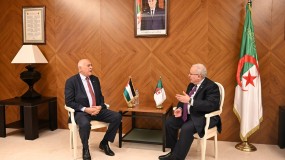 الرجوب يطلع وزير خارجية الجزائر على آخر المستجدات السياسية