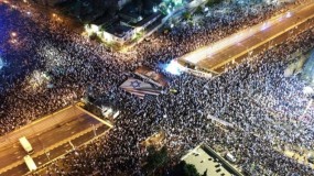مئات الآلاف يتظاهرون في إسرائيل ضد "اصلاح نتنياهو القانوني".. ومواجهات مع الشرطة