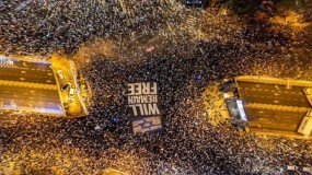 الأسبوع الـ 15..مئات آلاف يحتجون ضد "الديكتاتور نتنياهو" ..و"الاصلاح القضائي"