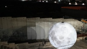 "متحف القمر" عمل فني يضيء سماء مخيم عايدة شمال بيت لحم