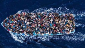 بينهم فلسطينيون.. إنقاذ مركب على متنه 300 شخص قبالة سواحل إيطاليا