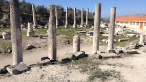 وفد وزاري يتفقد المواقع الأثرية في سبسطية