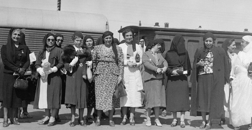 نساء في مدينة اللد في أثناء سفرهن في القطار إلى القاهرة، 1938