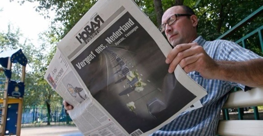 مواطن روسي يتصفح صحيفة نوفايا غازيتا (إ ب أ)