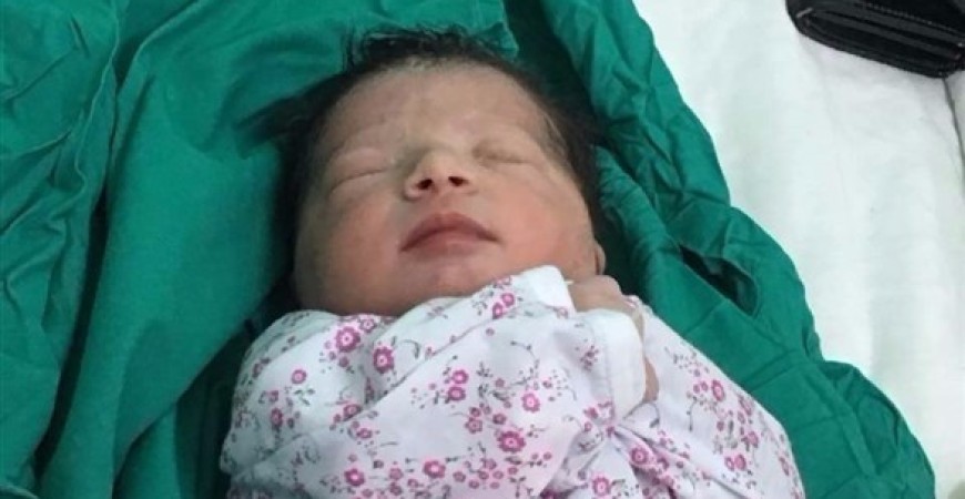 الرضيعة حياة التي ولدت بعد ساعات من استشهاد والدها بغزة